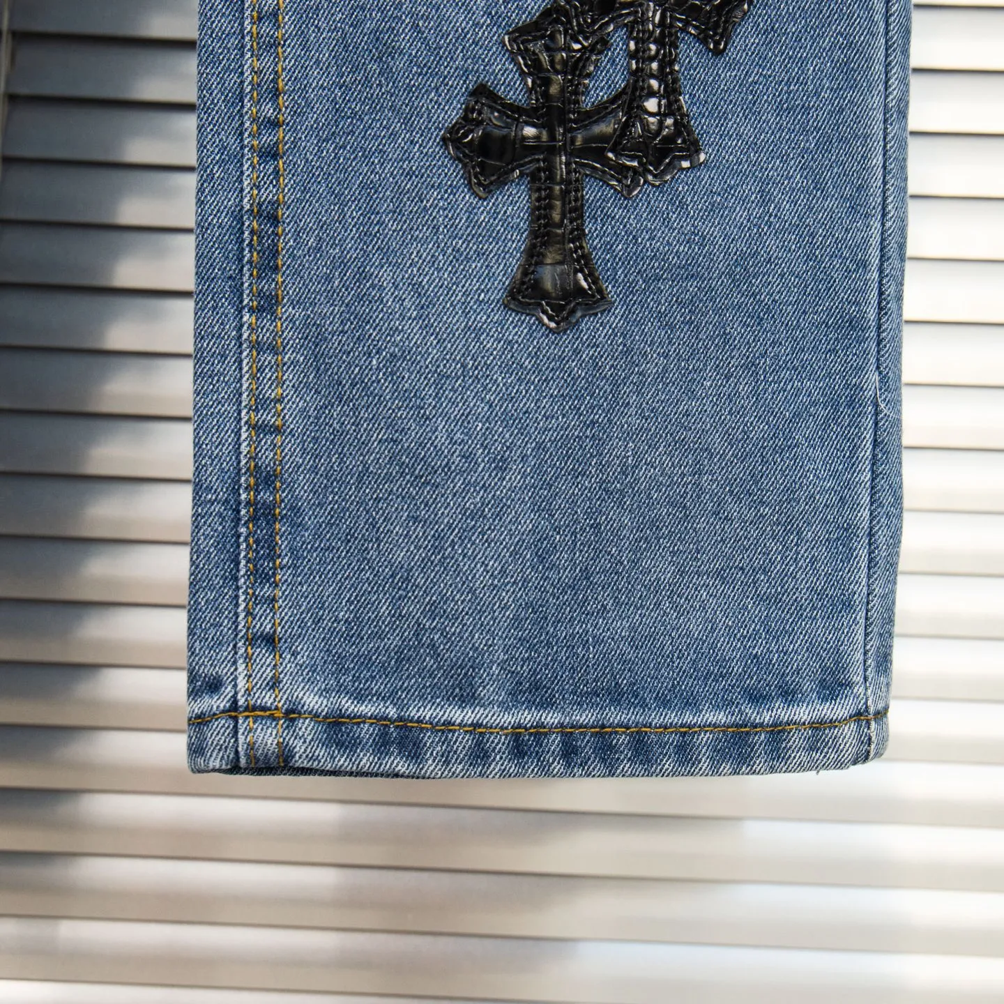 P240 Chrome hearts print stitching black leather classic washed jeans. Really restores the ultimate vintage texture. Three-dimensional version. Loose and comfortable, not picky on the figure. Looks taller and slimmer. Factory precision. Original factory quality control. Same style for men and women. Can be matched with couples. Versatile recommendation. Must-have jeans for all seasons. Fashionistas have been disappointed. From the quality selection of fabrics, the tailoring of details, and the matching of patterns, they are all impeccable! The upper body is so handsome when worn...it can be easily worn by men, women and children! The craftsmanship is made of heavy-duty washed pure cotton denim fabric. After washing, it is soft and thick. It is very stylish when worn on the body. Style number: 1760# Color: blue Size: 28 30 32 34 36